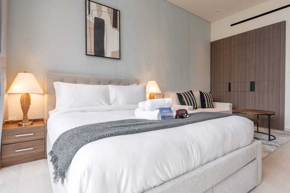 Bed, Living room, Photo of the whole room, Bedroom, towels, wardrobe