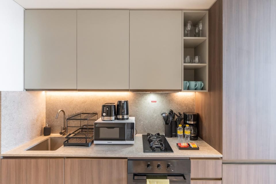 Coffee/tea facilities, Kitchen or kitchenette, microwave, oven, stove, toaster