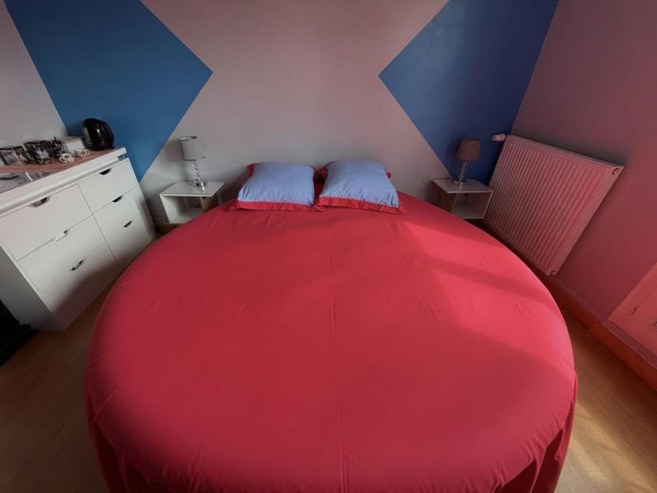 Chambre avec lit rond king size insolite, proche TGV, parking gratuit Vacation rental in Brittany