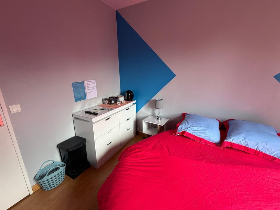 Chambre avec lit rond king size insolite, proche TGV, parking gratuit Vacation rental in Brittany