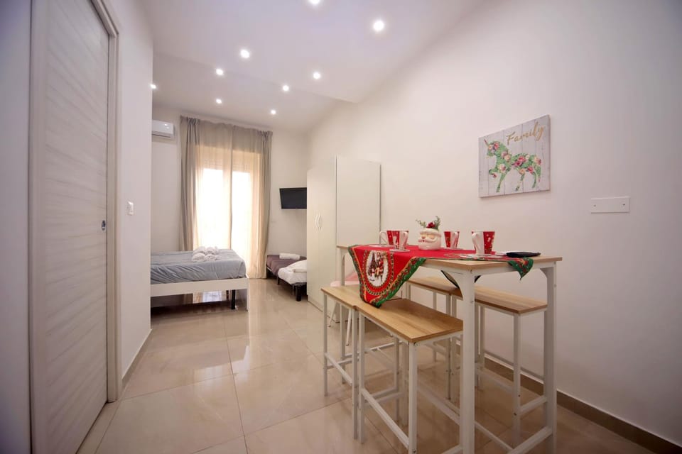 Bed, TV and multimedia, Decorative detail, Decorative detail, Dining area