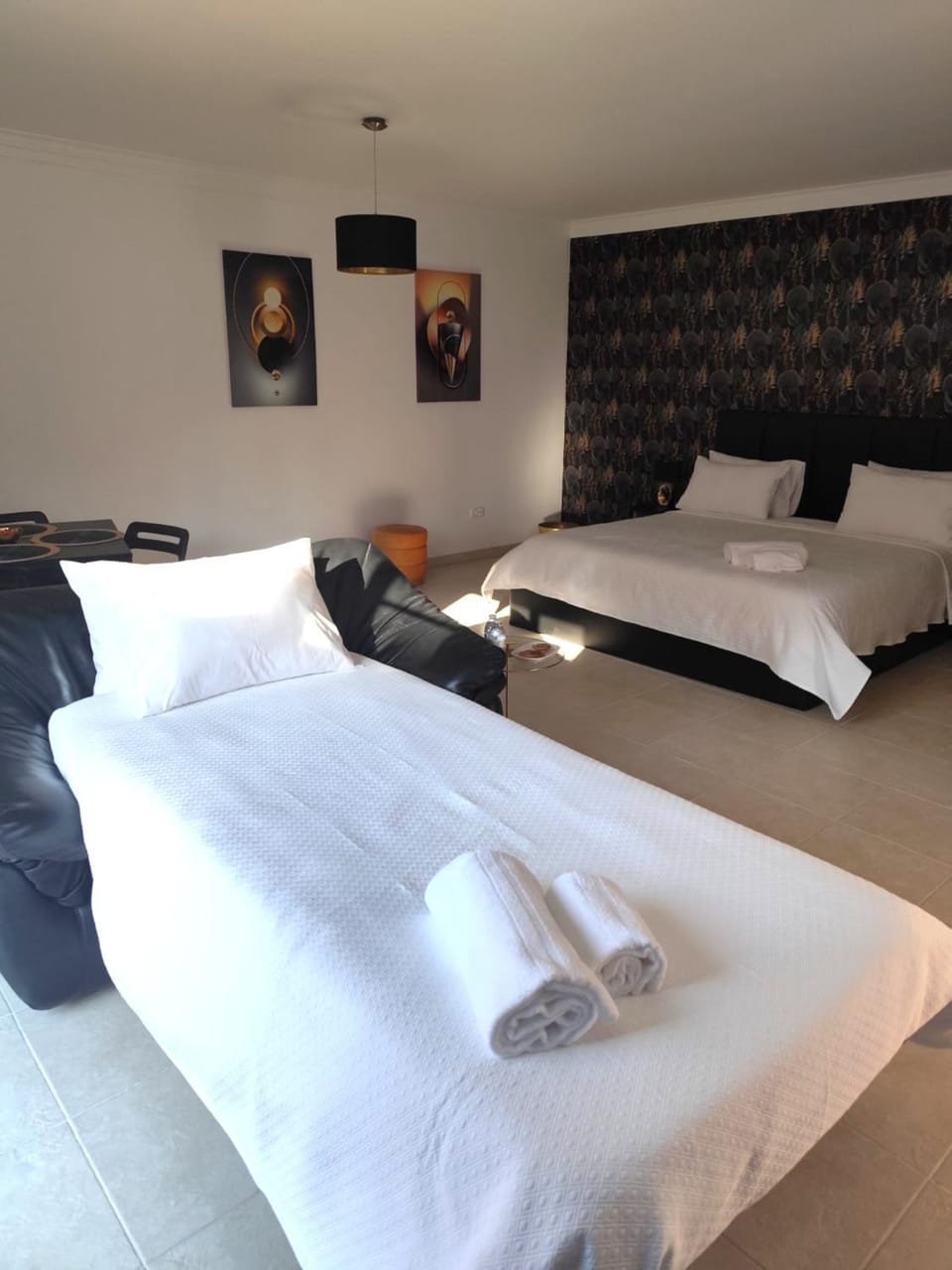 Bed, Living room, Bedroom, towels
