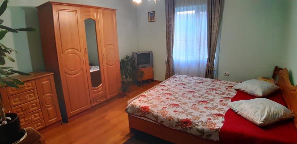 Photo of the whole room, Bedroom, wardrobe