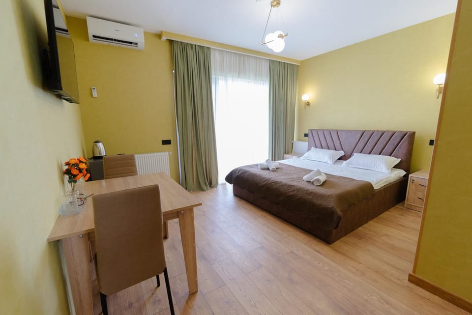 Bed, Living room, Photo of the whole room, Bedroom, air conditioner