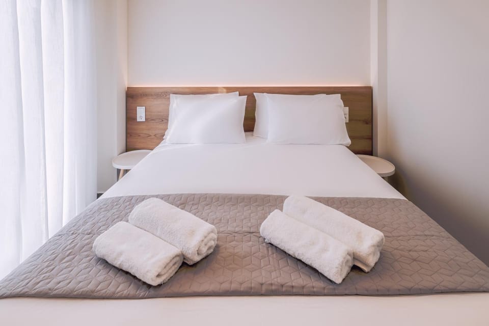 Bed, Bedroom, towels