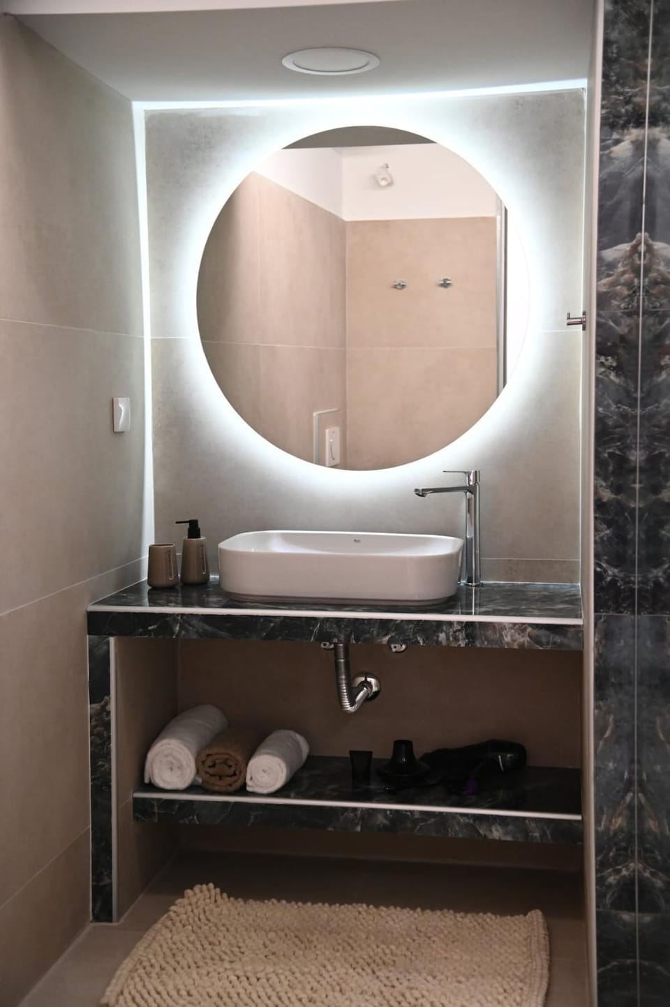 Above the Fruits 2 Bedrooms 2 Bathrooms near Acropolis Apartment in Athens