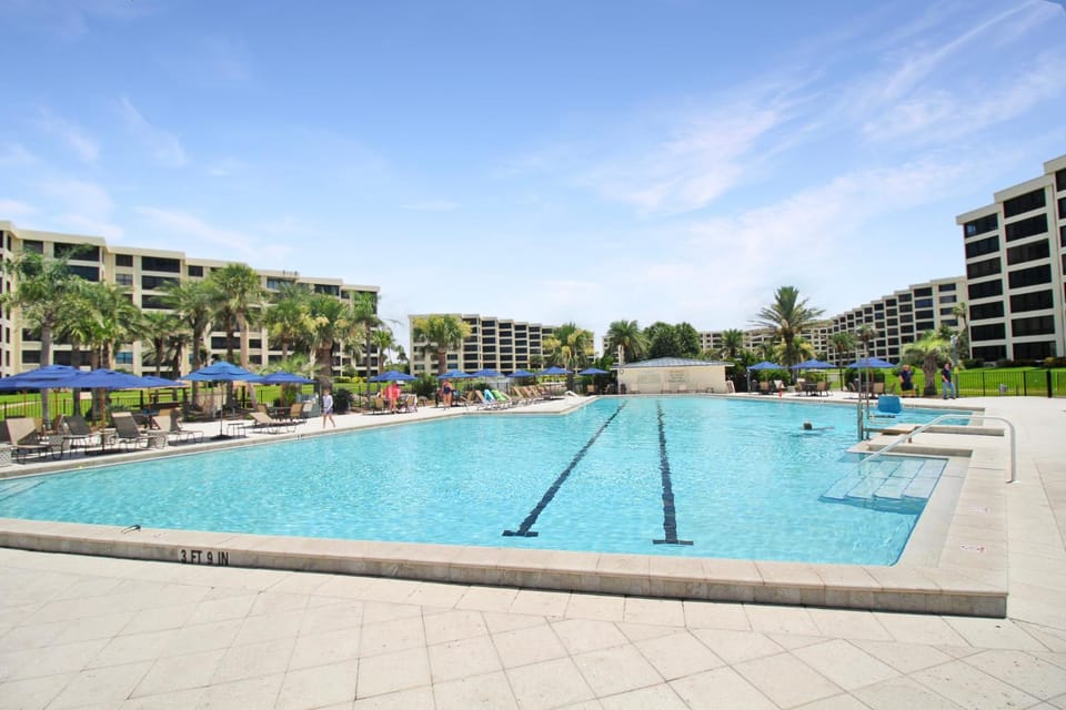Luxurious 2BR Gulfview Condo On Siesta Key Steps To The Beach Gulf Horizon House in Siesta Beach