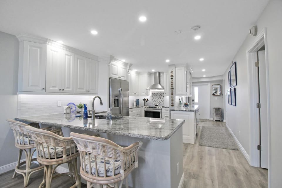 Luxurious 2BR Gulfview Condo On Siesta Key Steps To The Beach Gulf Horizon House in Siesta Beach