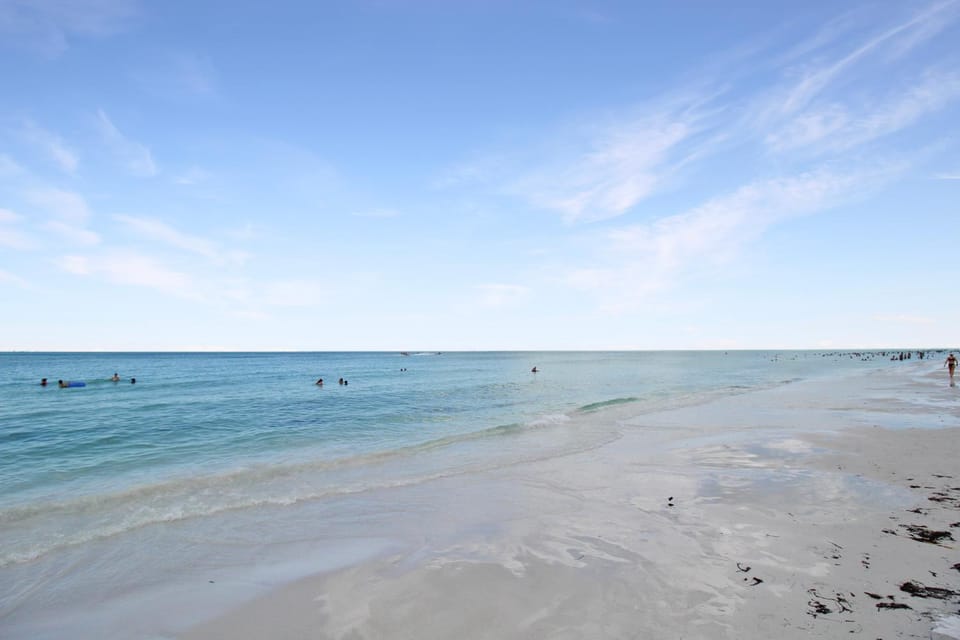 Luxurious 2BR Gulfview Condo On Siesta Key Steps To The Beach Gulf Horizon House in Siesta Beach