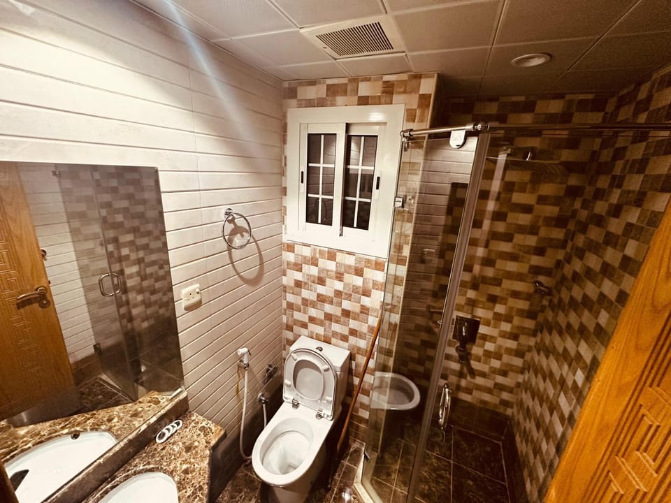 Shower, Toilet