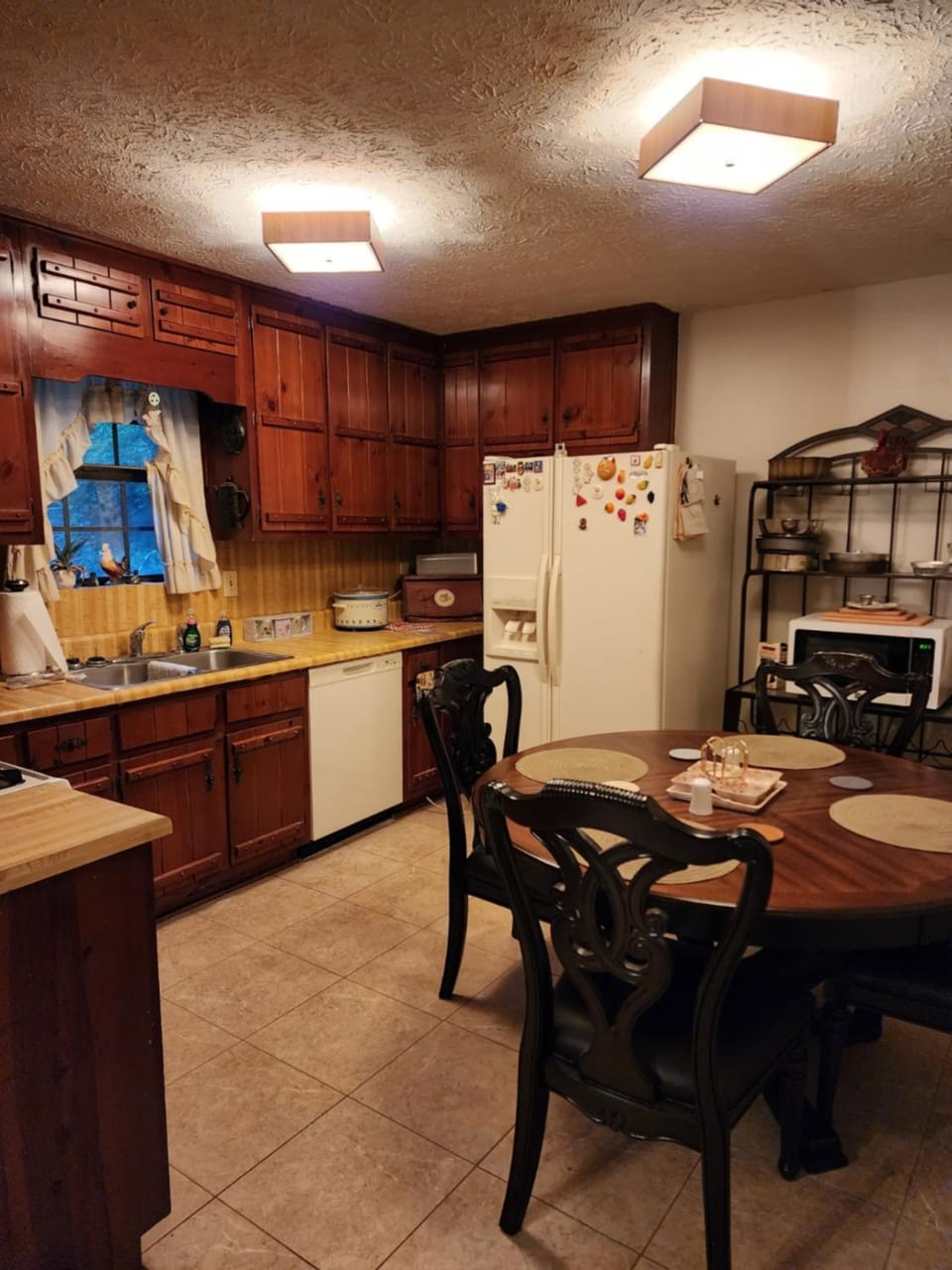 Coffee/tea facilities, Kitchen or kitchenette, Dining area, dishwasher, oven, stove