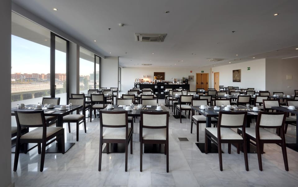 Restaurant/places to eat, Food and drinks, Buffet breakfast, Drinks, Alcoholic drinks, Non alcoholic drinks