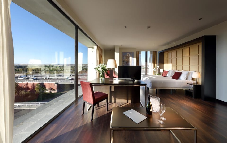 Bed, Day, TV and multimedia, Living room, Photo of the whole room, Decorative detail, Seating area, Bedroom