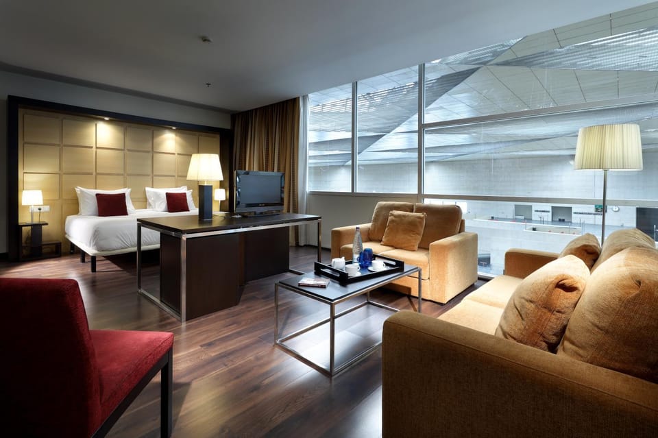 Bed, TV and multimedia, Living room, Photo of the whole room, Decorative detail, Bedroom