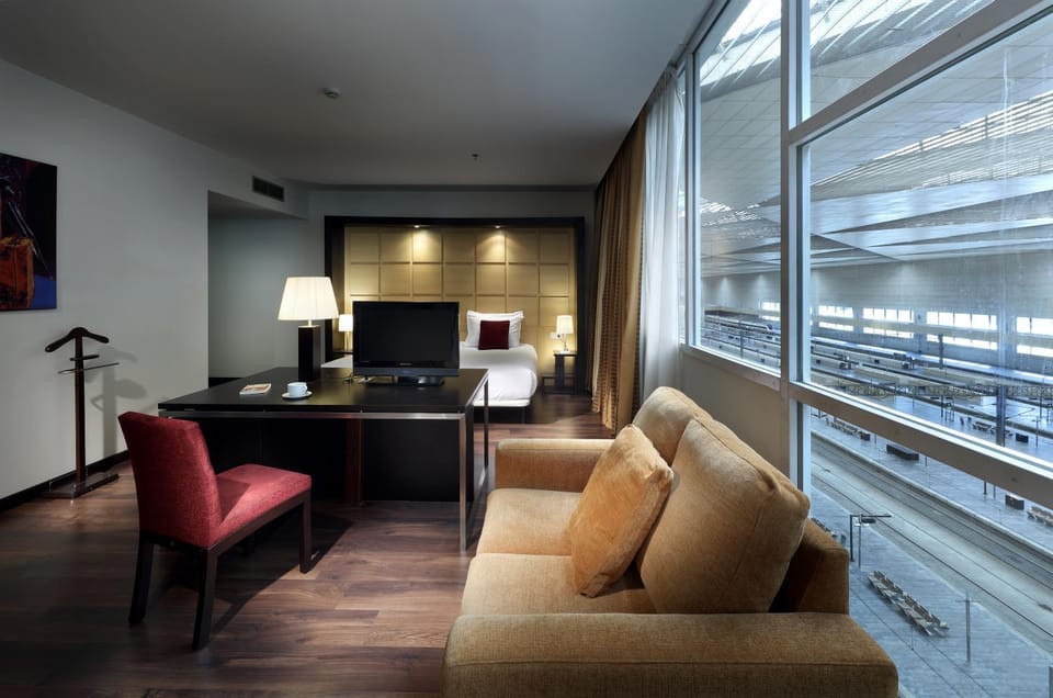 Bed, TV and multimedia, Living room, Photo of the whole room, Decorative detail, Bedroom