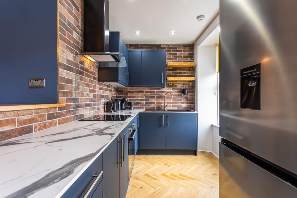 Kitchen or kitchenette, minibar, oven