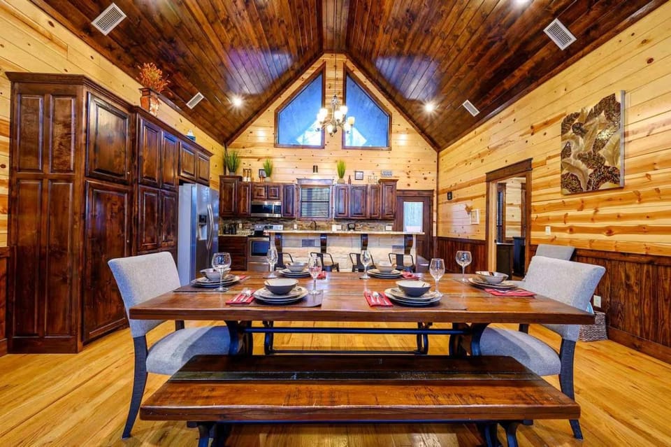 Kitchen or kitchenette, Food and drinks, Seating area, Dining area