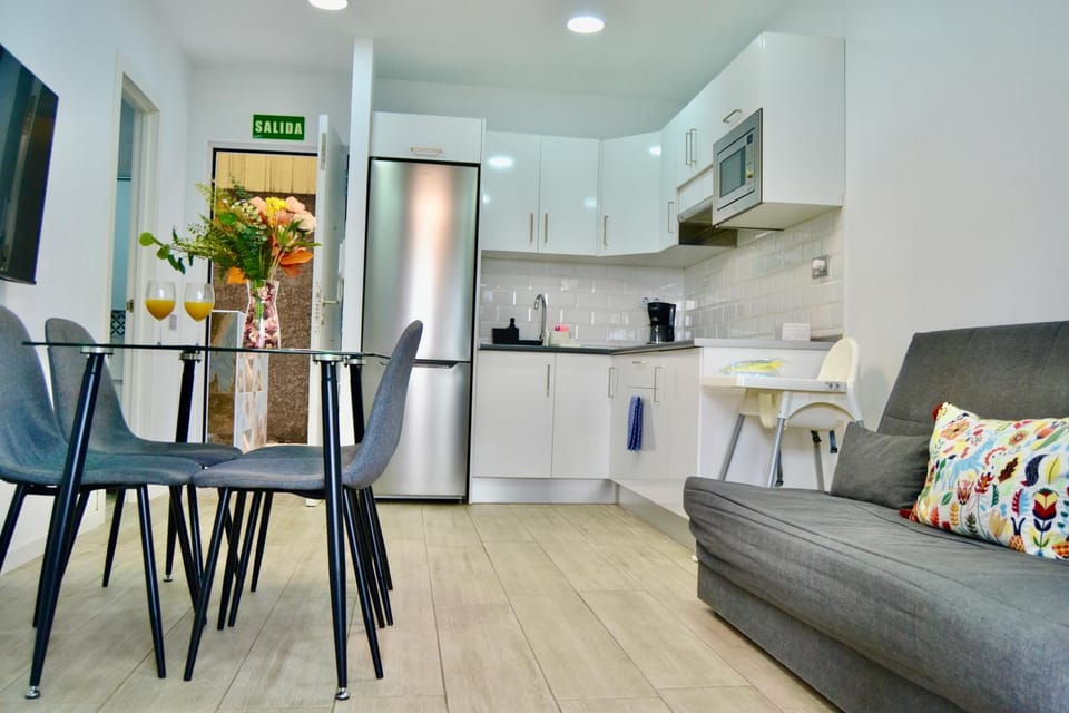 Kitchen or kitchenette, Dining area, microwave, stove