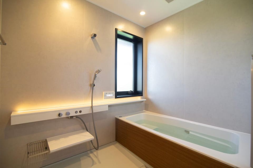 Shower, Hot Tub, Hot Tub, Bathroom, Bath
