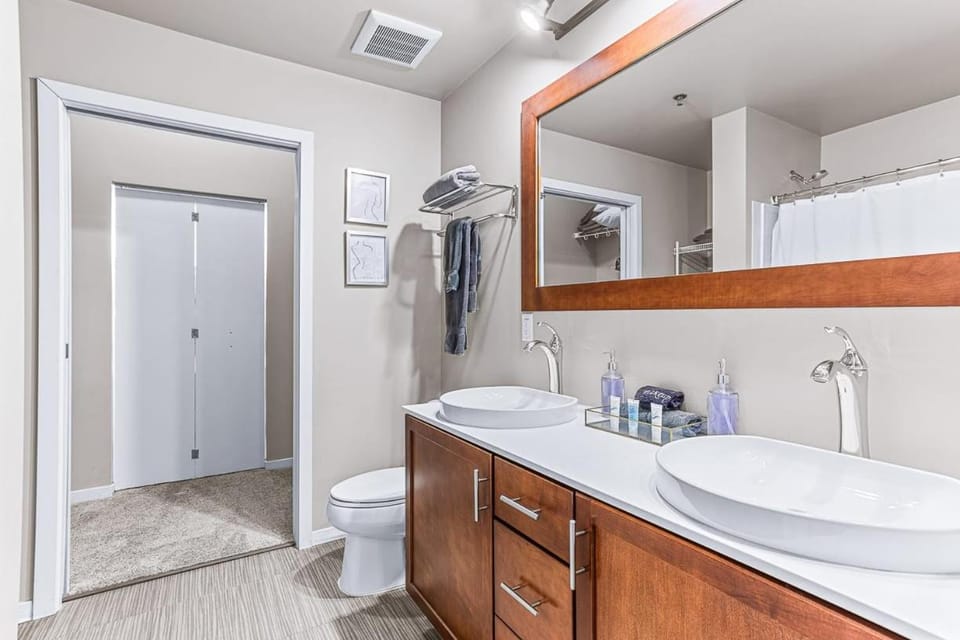 2 Luxe 2BR Apts Near Big House w Parking & Gym Apartment in Ann Arbor