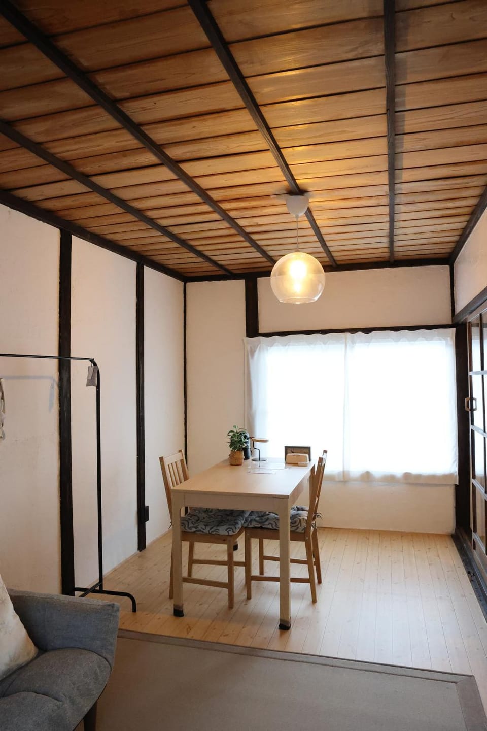 Photo of the whole room, pet friendly