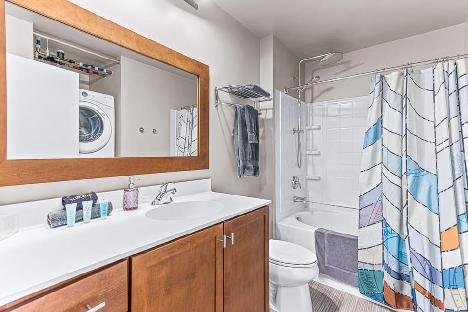 2 Apts w King Beds - Near Kerrytown Apartment in Ann Arbor