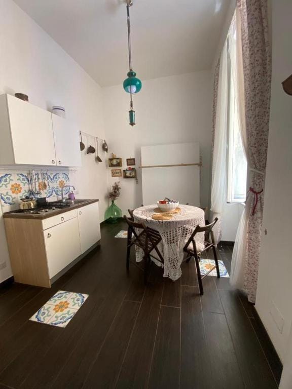 Kitchen or kitchenette, Living room, Seating area, Dining area