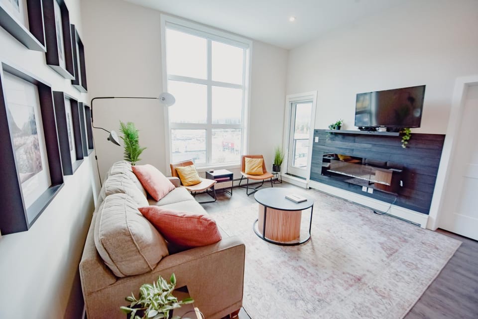 Communal lounge/ TV room, TV and multimedia, Living room, Seating area, Evening entertainment