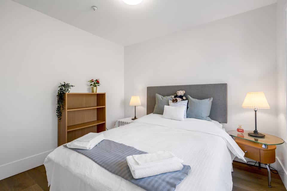 Bed, Photo of the whole room, Bedroom, towels