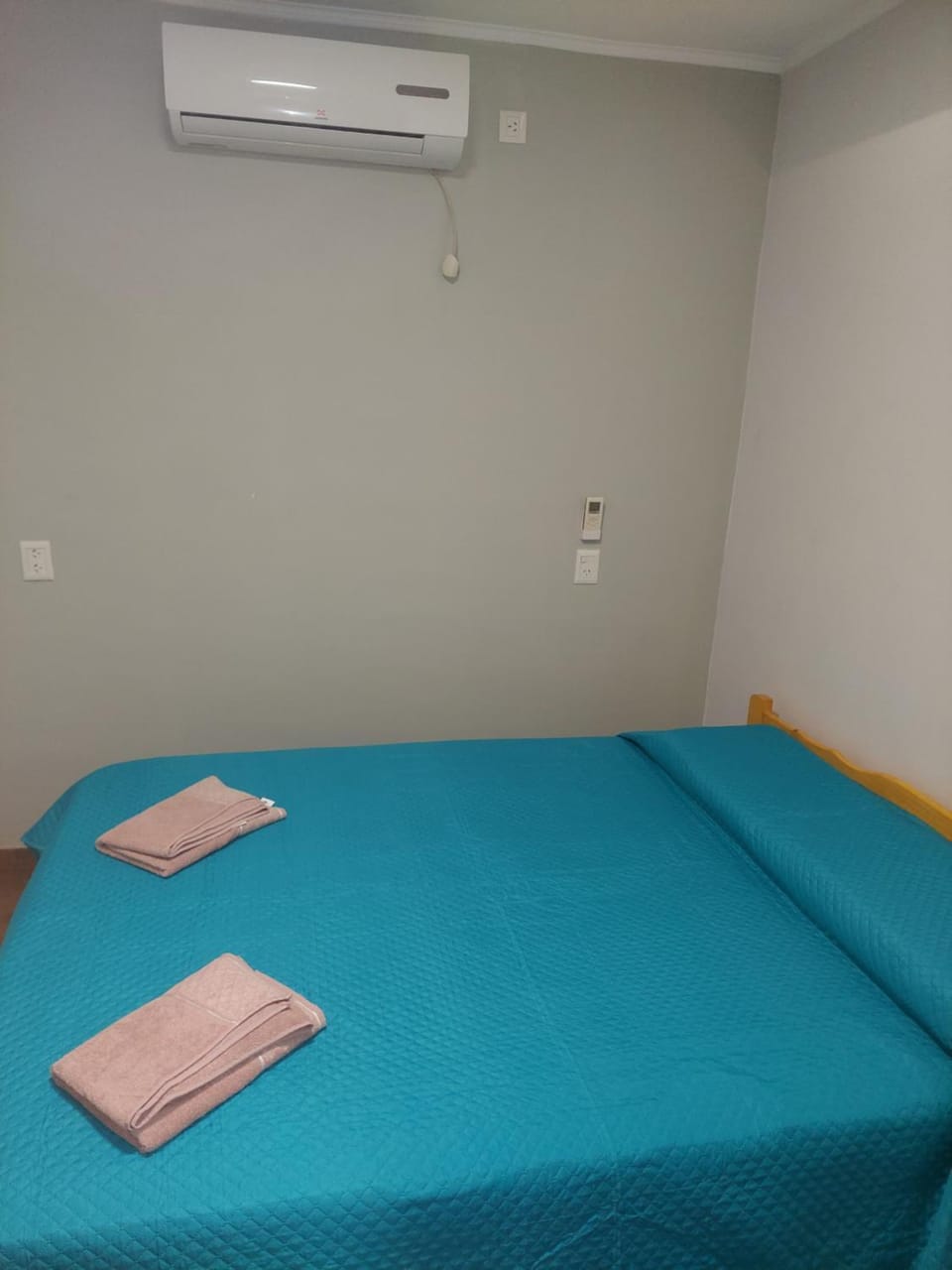 Bed, Photo of the whole room, Bedroom, air conditioner