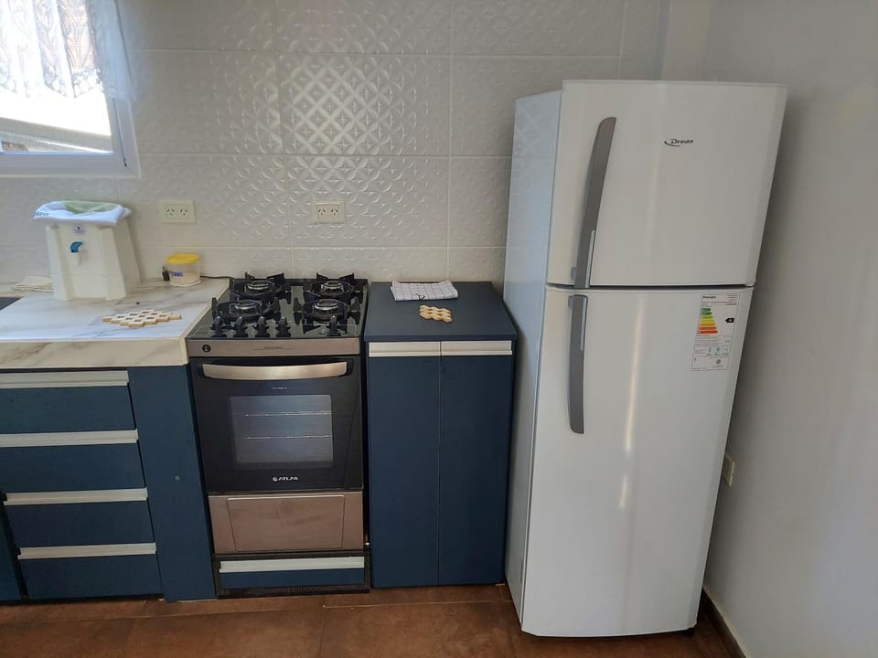 Kitchen or kitchenette, minibar, oven