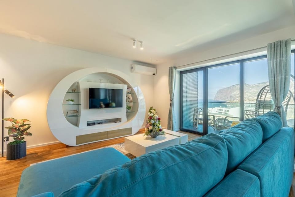 TV and multimedia, Living room, Seating area, Evening entertainment