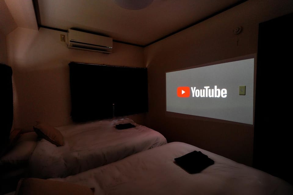 Bed, TV and multimedia, Evening entertainment, Bedroom
