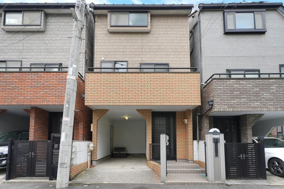 Property building, Day, Neighbourhood, Street view, Parking