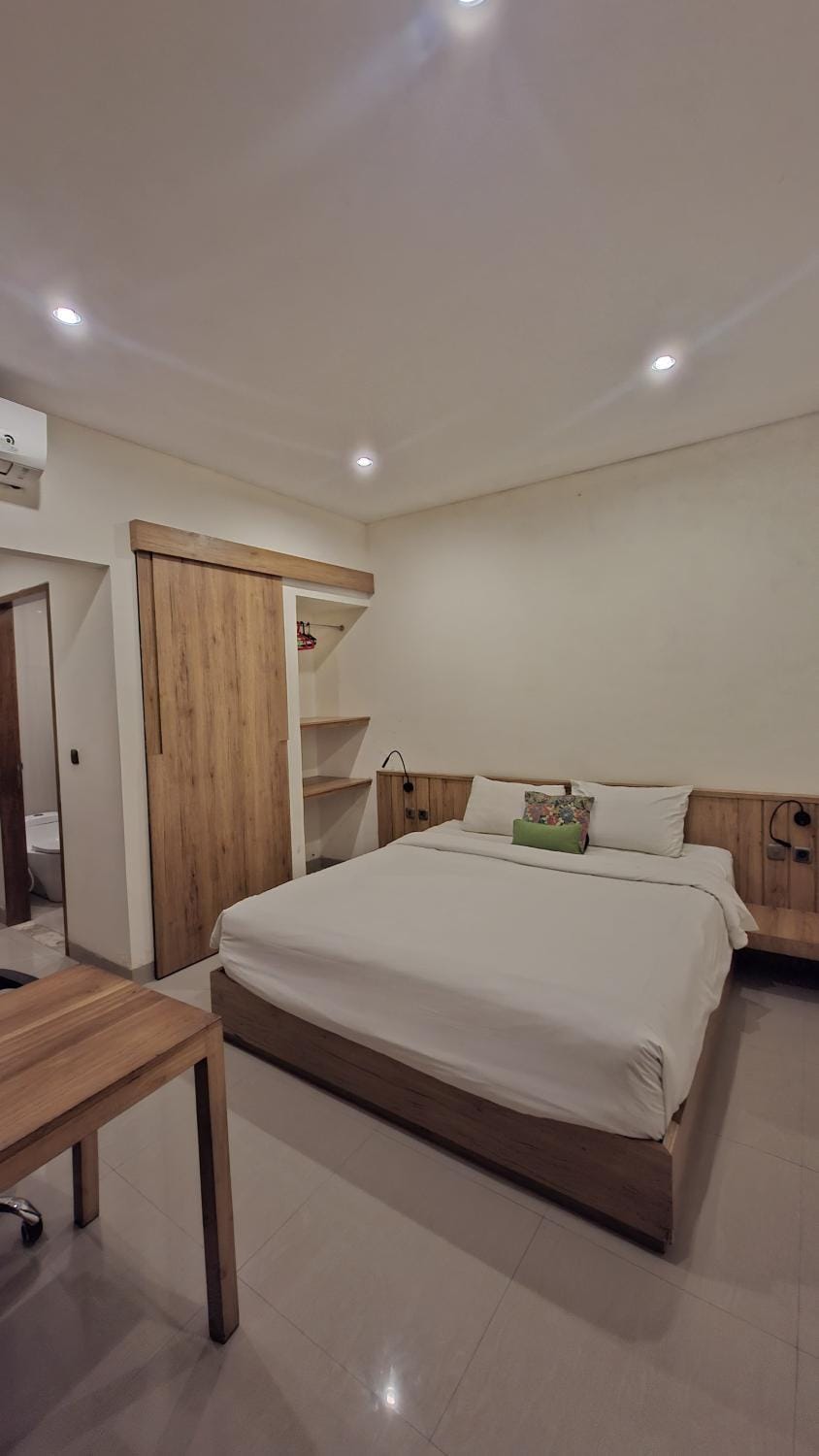 Bed, Living room, Photo of the whole room, Seating area, Bedroom, wardrobe, air conditioner