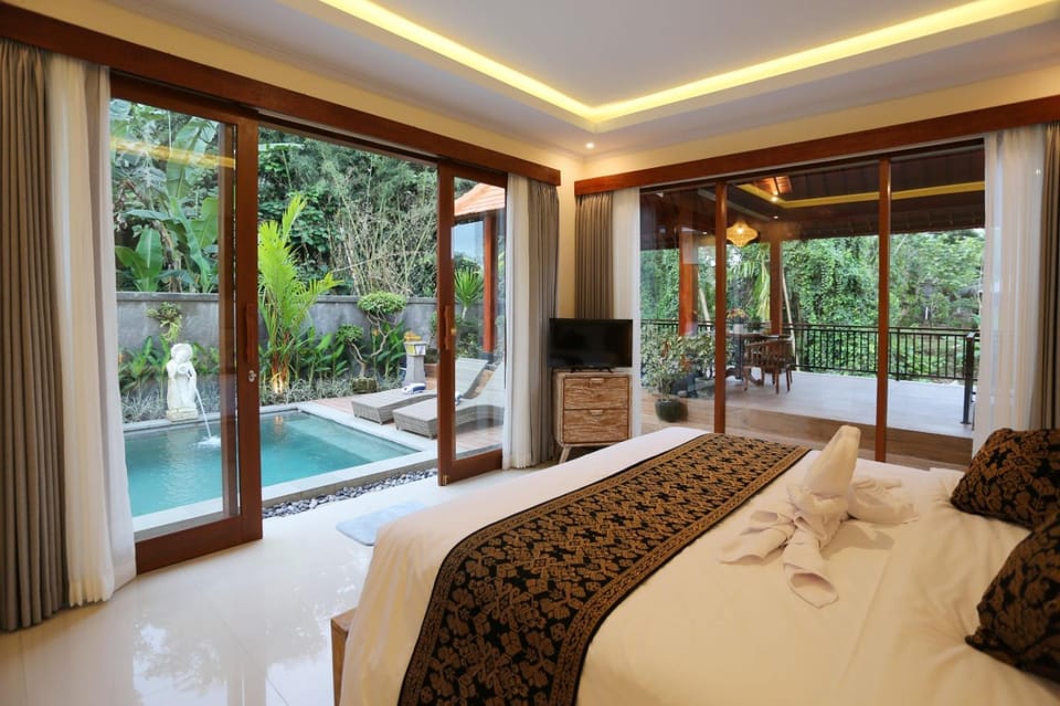 Bedroom, Pool view