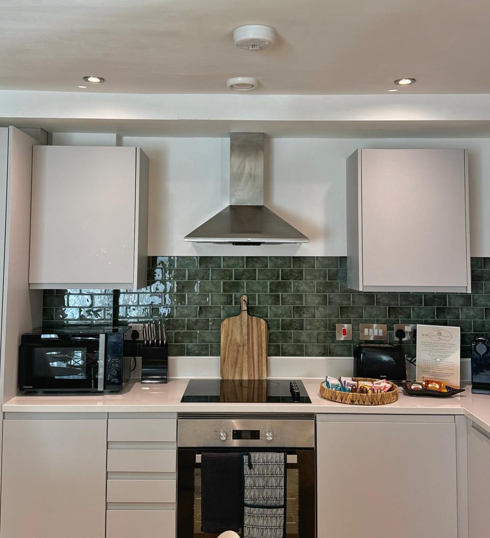 Velvet Leaf Retreat - 2 Bedrooms, 3 Beds, Ensuites, Park Views, Free Parking Apartment in Leeds