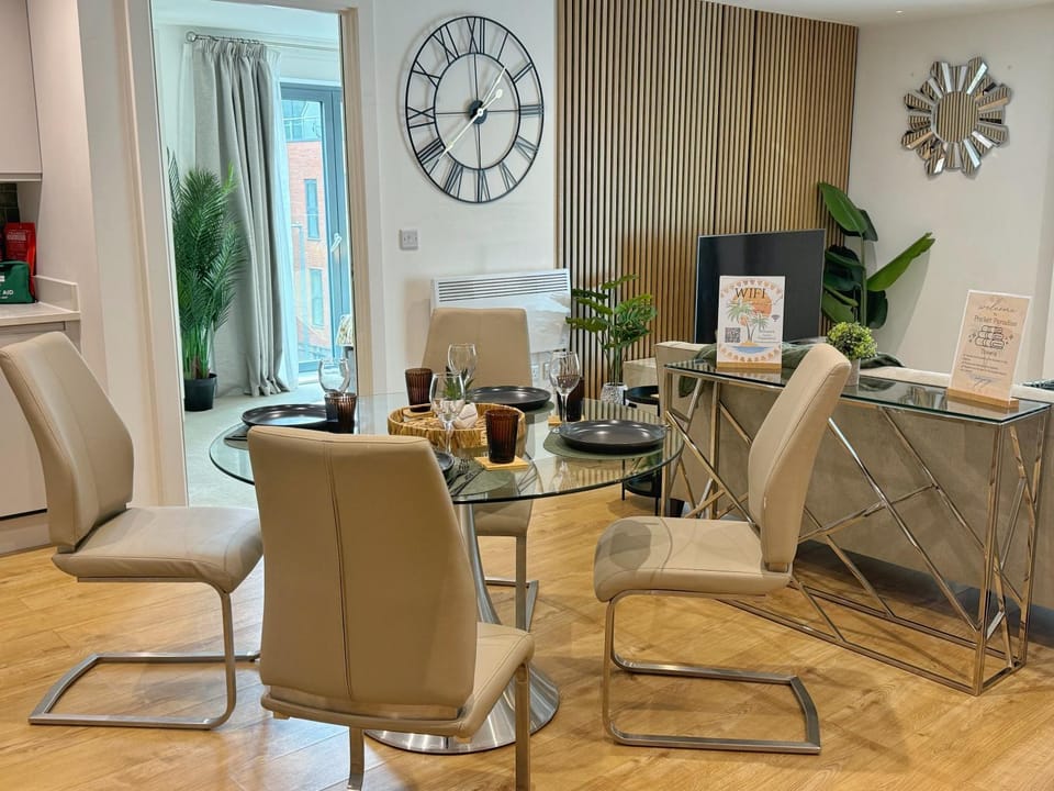 Velvet Leaf Retreat - 2 Bedrooms, 3 Beds, Ensuites, Park Views, Free Parking Apartment in Leeds
