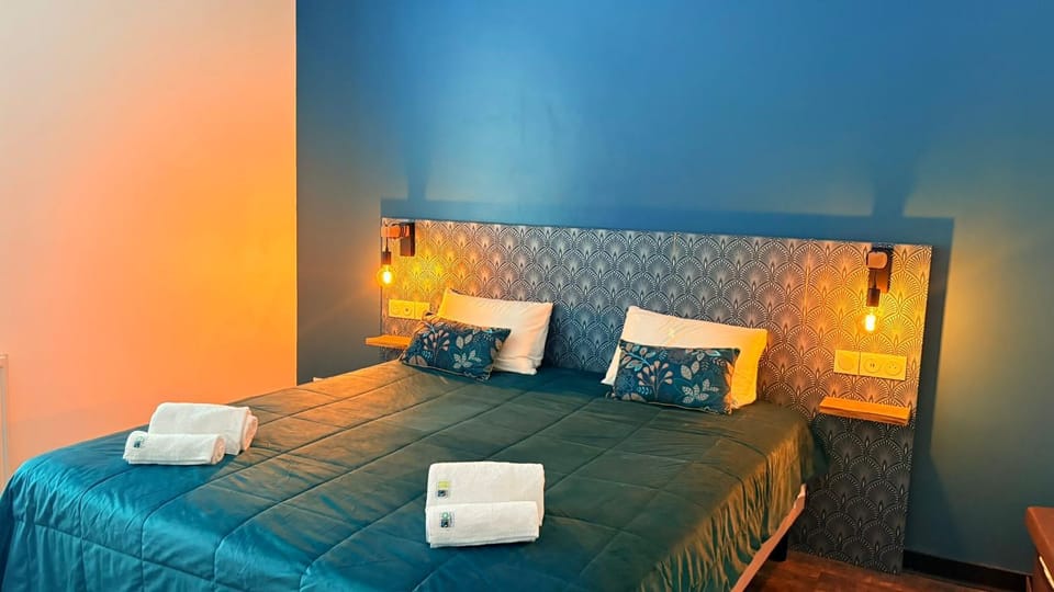 Bed, Photo of the whole room, Bedroom, towels