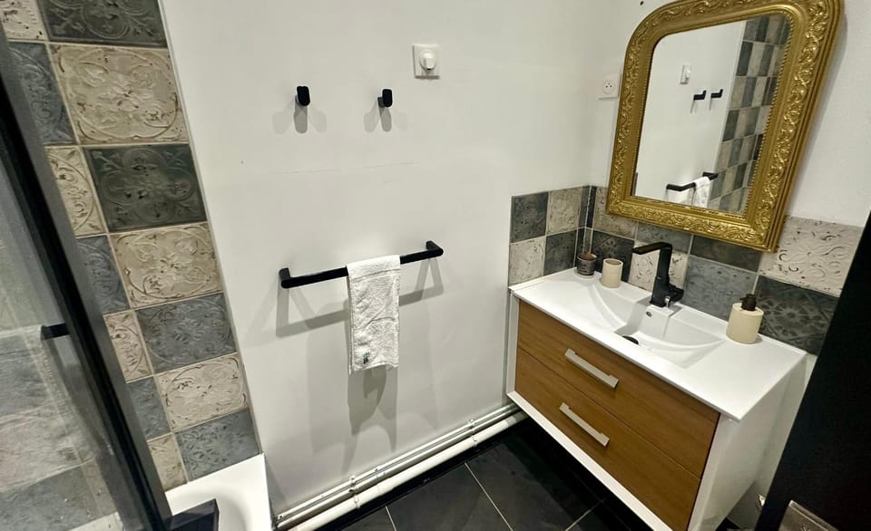 Bathroom, towels