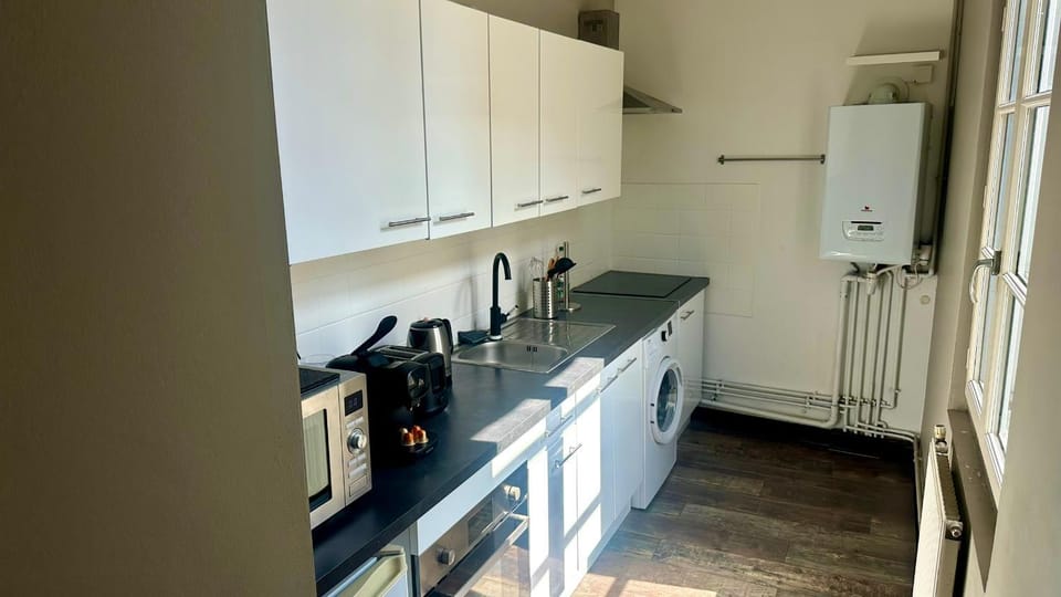 Coffee/tea facilities, Kitchen or kitchenette, microwave, oven, stove, washing machine