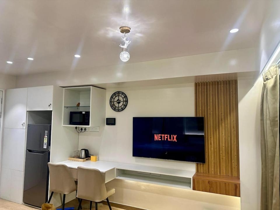 Neon Vimannagar studio near Pune Airport Symbiosis College 5 min walk Apartment in Pune