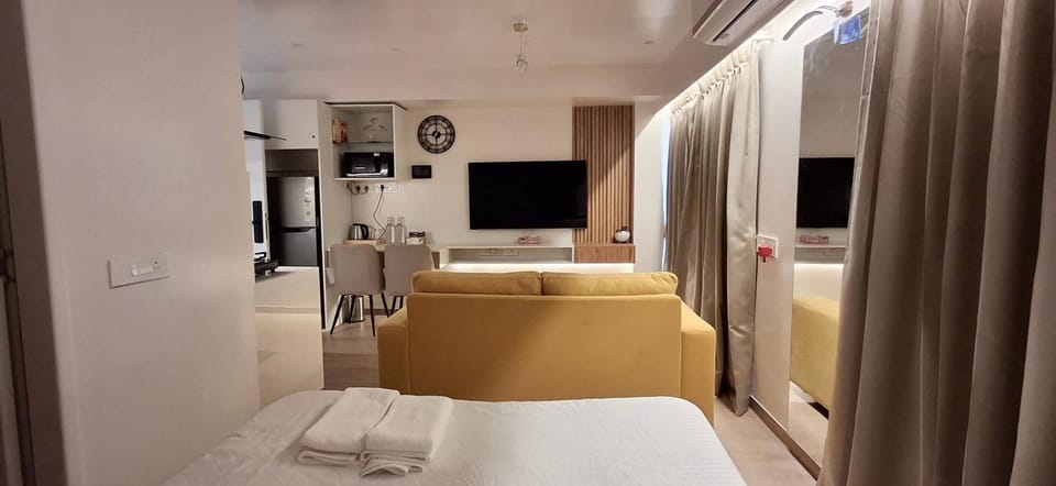 Neon Vimannagar studio near Pune Airport Symbiosis College 5 min walk Apartment in Pune