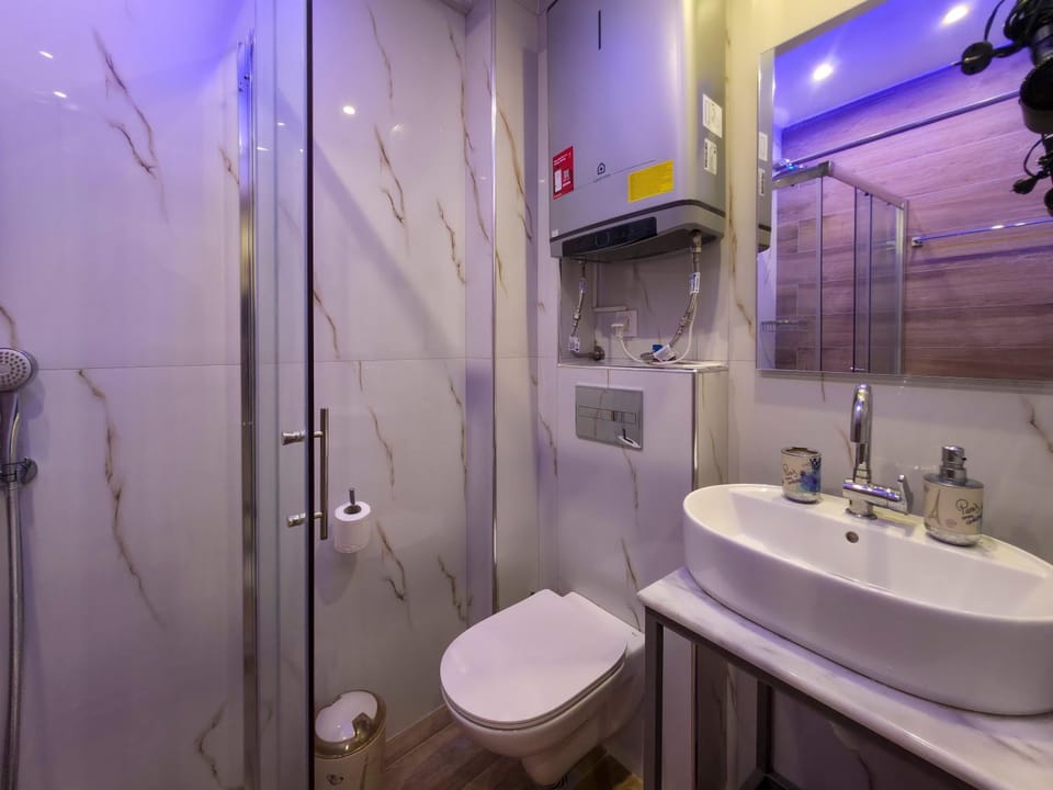 Shower, Toilet, Bathroom, towels