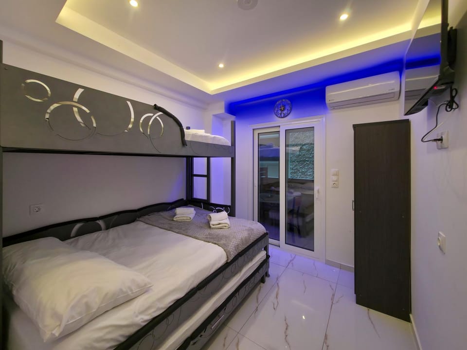 Bed, TV and multimedia, Photo of the whole room, Bedroom