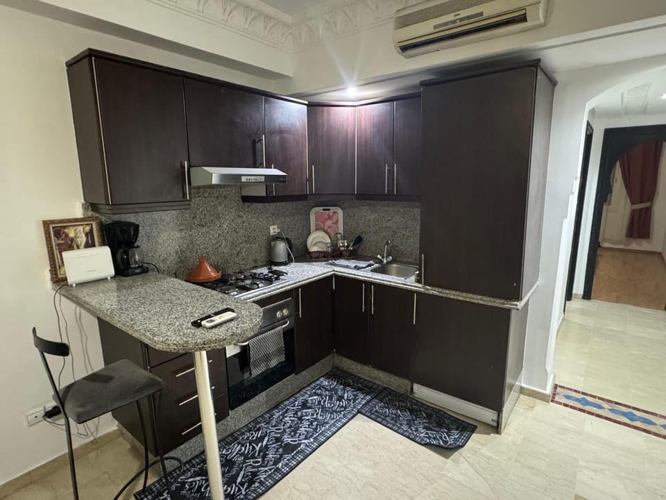Kitchen or kitchenette, air conditioner