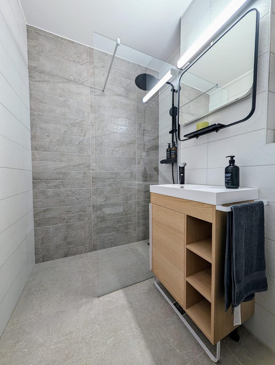 Shower, Bathroom, towels