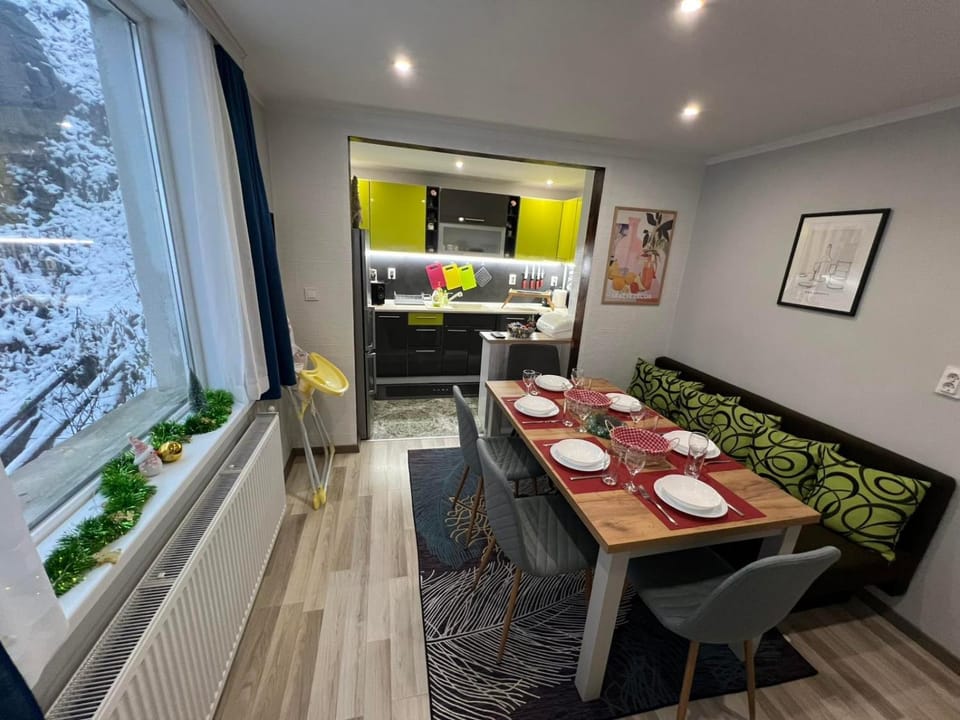 Kitchen or kitchenette, Food and drinks, Dining area, Food, oven, stove