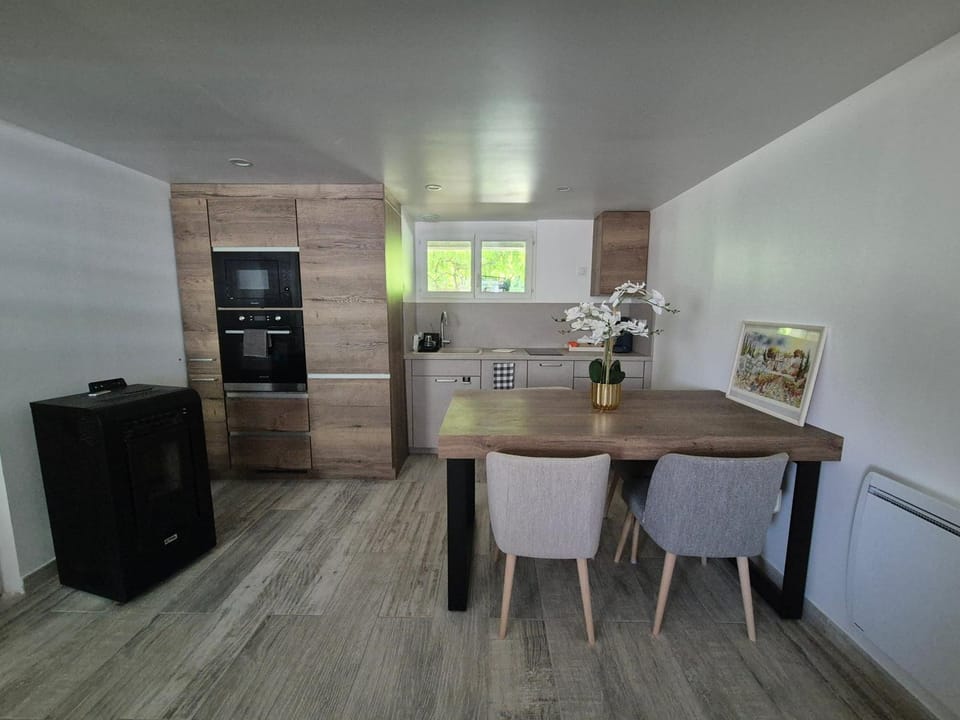 Kitchen or kitchenette, Dining area
