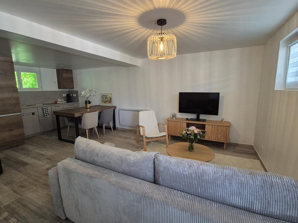 TV and multimedia, Kitchen or kitchenette, Living room, Seating area, Dining area